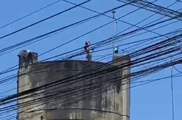 Tensão na Feirinha do Bairro Brasil | mulher em surto sobe no reservatório na Zona Oeste de Vitória da Conquista