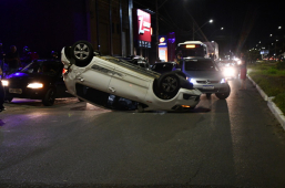Avenida Brumado | carro capotou em Vitória da Conquista
