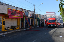 Fogo no Comércio Urbano | bombeiros controlam incêndio que destruiu loja em Vitória da Conquista