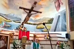 Tragédia no Altar | Padre morre após ser atingido por cruz durante celebração de missa no Equador
