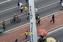 Eleições 2026 | apoiadores de Bolsonaro levam míssil inflável que pede para Trump fazer um ataque nuclear no Brasil