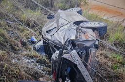 Resgate de Urgência | carro sai da pista e tomba deixando vítimas feridas em Vitória da Conquista