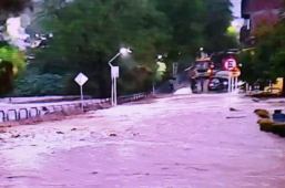 Temporal de Primavera | chuva causa alagamentos, arrasta veículos e destrói ponte em Macaúbas